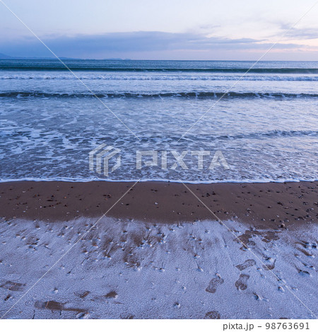 Sea view. Winter beach. blur due to long exposure Sea view. Winter beach. blur due to long exposure 98763691