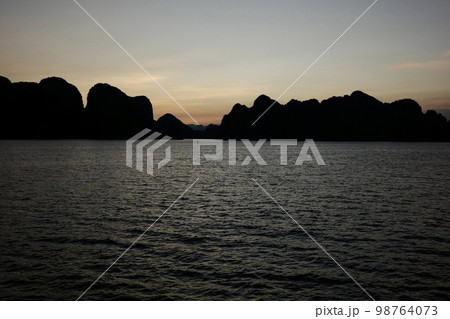 ハノイのハロン湾 98764073