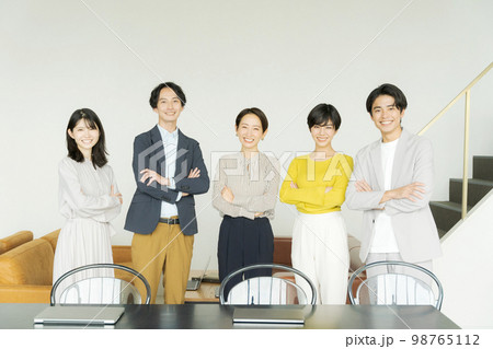 ビジネスパーソンのポートレート ビジネスパーソンのポートレート 98765112