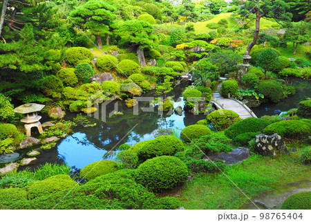 夏の日本庭園の池と橋と石灯籠の写真素材 [98765404] - PIXTA