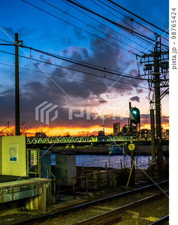 千葉市川江戸川から見た冬の夕焼けと雲 98765424