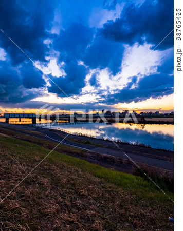 千葉市川江戸川河川敷から見た冬の夕焼けと雲 98765425