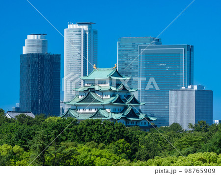 5月愛知・名古屋　名古屋城天守閣と名古屋駅周辺の高層ビル群と新緑 98765909