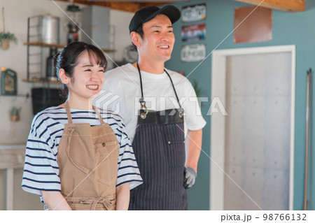 ガレージ・倉庫・車庫・物置きにいるアウトドア・キャンプ好きの男女(夫婦・カップル) ガレージ・倉庫・車庫・物置きにいるアウトドア・キャンプ好きの男女(夫婦・カップル) 98766132