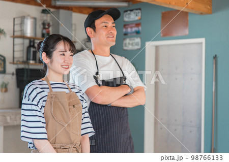 ガレージ・倉庫・車庫・物置きにいるアウトドア・キャンプ好きの男女（夫婦・カップル） 98766133