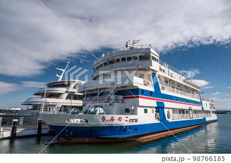 琵琶湖大津港に停泊中の学習船うみのこ 琵琶湖大津港に停泊中の学習船うみのこ 98766185