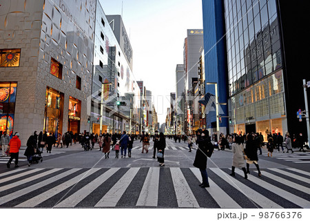 歩行者天国の銀座通りを歩く人々 98766376