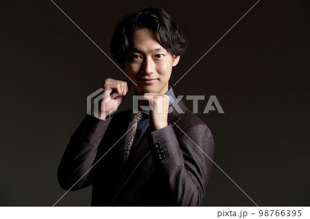ファイティングポーズをとる若いビジネスパーソン 98766395