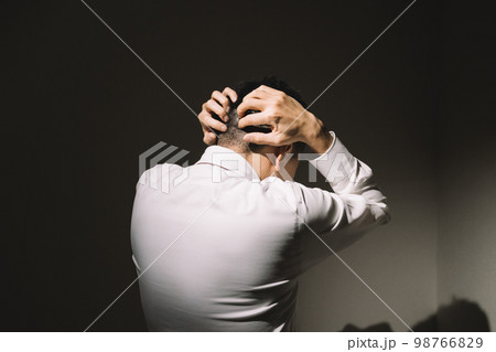 辛い悩みを抱えたビジネスマン 辛い悩みを抱えたビジネスマン 98766829