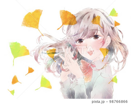 胸の前で手を組む少女/笑顔/イチョウ付き/白背景 98766866