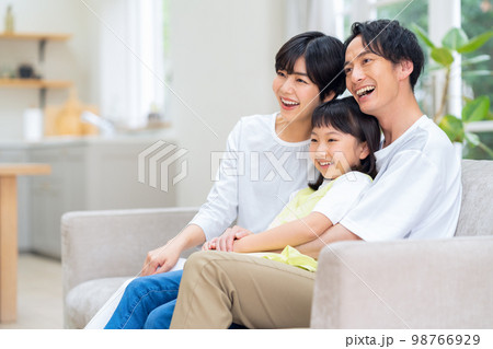 家族　親子　子供　ファミリー　ライフスタイル　リビング 98766929
