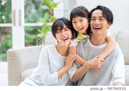 家族　親子　子供　ファミリー　ライフスタイル　リビング 98766938