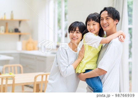 家族　親子　子供　ファミリー　ライフスタイル　リビング 98766939