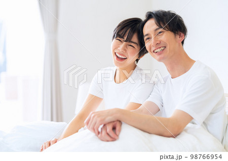 夫婦 カップル 家族 寝室 ライフスタイル 朝 夫婦 カップル 家族 寝室 ライフスタイル 朝 98766954