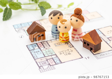 家の住宅図面と家族 98767153