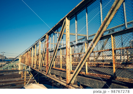東京郊外 跨線橋の老朽化と快晴の空 三鷹 2023.01　a-4 暖色加味 98767278