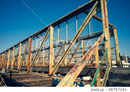 東京郊外 跨線橋の老朽化と快晴の空 三鷹 2023.01 b-4 暖色加味 東京郊外 跨線橋の老朽化と快晴の空 三鷹 2023.01 b-4 暖色加味 98767283