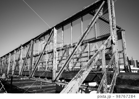 東京郊外 跨線橋の老朽化と快晴の空 三鷹 2023.01　b-5 モノクロ 98767284