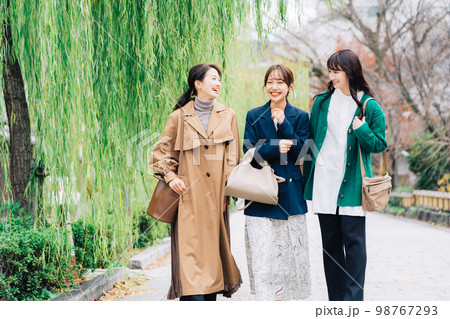 旅行をする女性3人組 旅行をする女性3人組 98767293