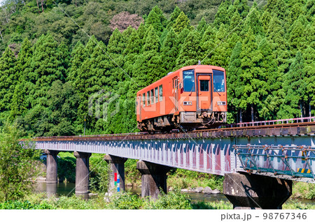 越美北線 足羽川を渡る列車(市波~小和清水) 越美北線 足羽川を渡る列車(市波~小和清水) 98767346