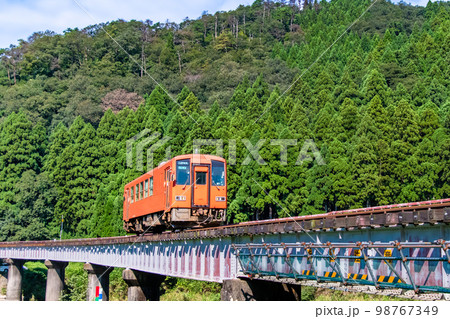 越美北線　足羽川を渡る列車（市波～小和清水） 98767349