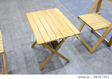 木製製品の展示、テーブル 木製製品の展示、テーブル 98767361