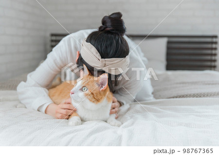 猫吸いする女性(飼い主・愛猫家) 猫吸いする女性(飼い主・愛猫家) 98767365
