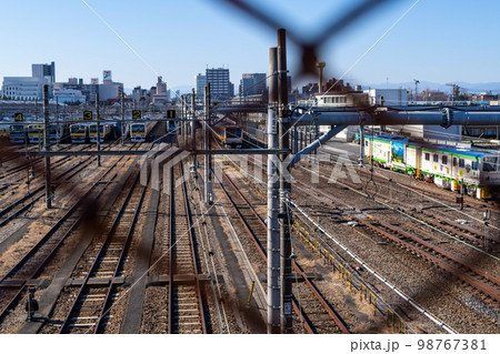 東京郊外 三鷹跨線橋から金網越しに見下ろす電車庫と武蔵境駅周辺の市街 2023.01 東京郊外 三鷹跨線橋から金網越しに見下ろす電車庫と武蔵境駅周辺の市街 2023.01 98767381