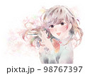 胸の前で手を組む少女/笑顔/ピンク背景 98767397