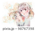 胸の前で手を組む少女/笑顔/イエロー背景 98767398