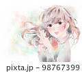 胸の前で手を組む少女/笑顔/パステル背景 98767399