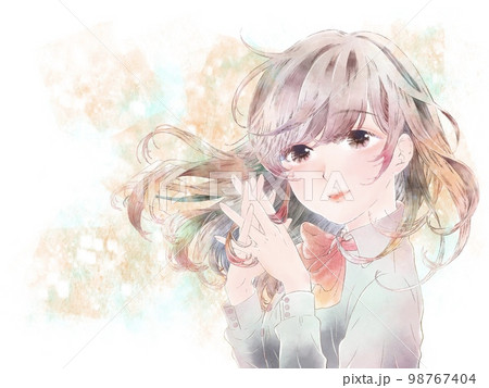 胸の前で手を組む少女/微笑み/イエロー背景 98767404