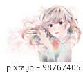 胸の前で手を組む少女/無表情/ピンク背景 98767405