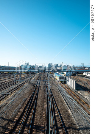 東京郊外 三鷹跨線橋から見下ろす電車庫と武蔵境駅周辺の市街 2023.01 ライトトーン 東京郊外 三鷹跨線橋から見下ろす電車庫と武蔵境駅周辺の市街 2023.01 ライトトーン 98767477