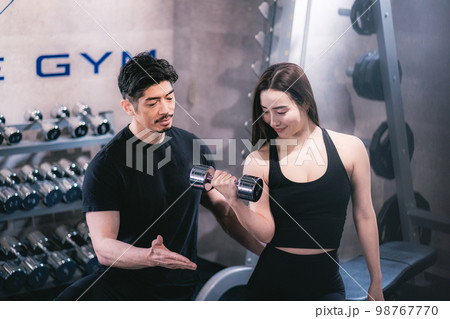 ジムでパーソナルトレーニングを受ける女性 ジムでパーソナルトレーニングを受ける女性 98767770