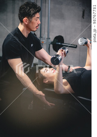 ジムでパーソナルトレーニングを受ける女性 98767781