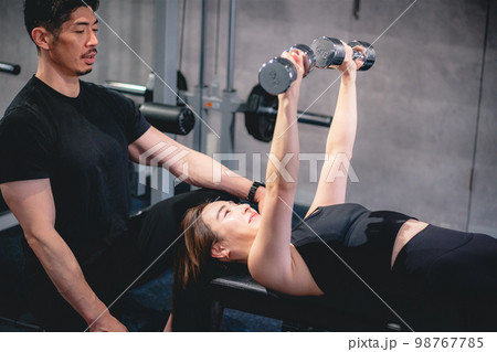 ジムでパーソナルトレーニングを受ける女性 ジムでパーソナルトレーニングを受ける女性 98767785