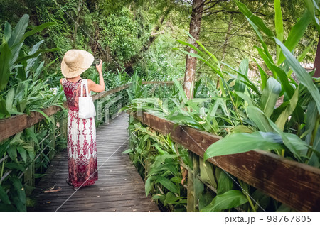 traveling Asian woman take a picture traveling Asian woman take a picture 98767805