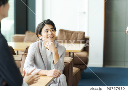 談笑するビジネスパーソン 談笑するビジネスパーソン 98767930