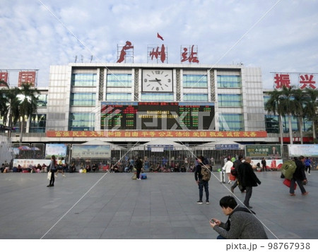 中国　広州駅前の風景 98767938