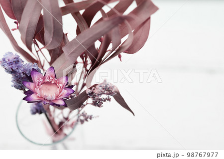 花瓶に入った花束のアップ 98767977