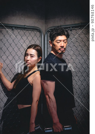 金網の前でポージングする男女 金網の前でポージングする男女 98768146
