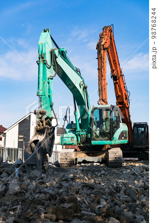 団地の解体工事現場 重機バックホー 団地の解体工事現場 重機バックホー 98768244