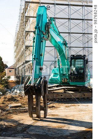 団地の解体工事現場 重機バックホー 団地の解体工事現場 重機バックホー 98768248