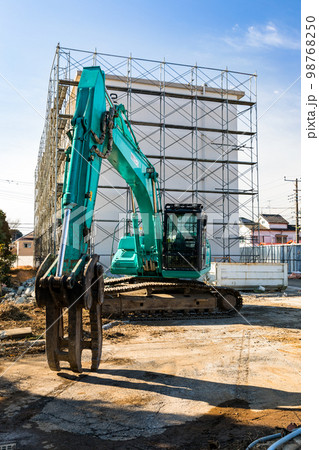 団地の解体工事現場　重機バックホー 98768250