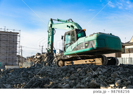 団地の解体工事現場　重機バックホー 98768256