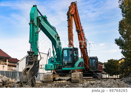 団地の解体工事現場　重機バックホー 98768265