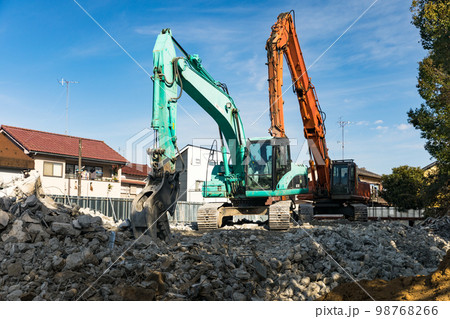 団地の解体工事現場　重機バックホー 98768266