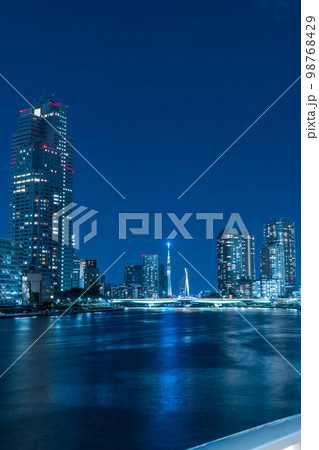 隅田川沿いの都市の夜景 隅田川沿いの都市の夜景 98768429
