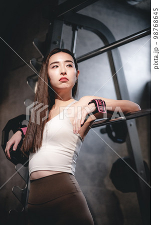 バーベルと女性 バーベルと女性 98768645